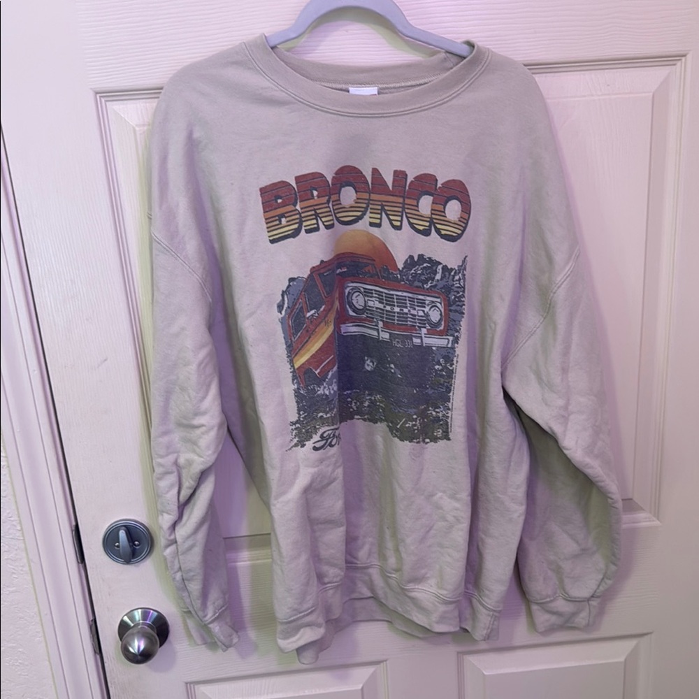Bronco Graphic Women's Sweatshirt - Cream